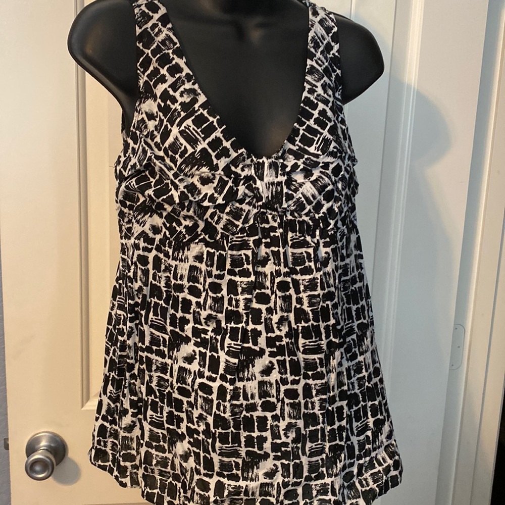 Black and white geometric print baby doll sleeveless top